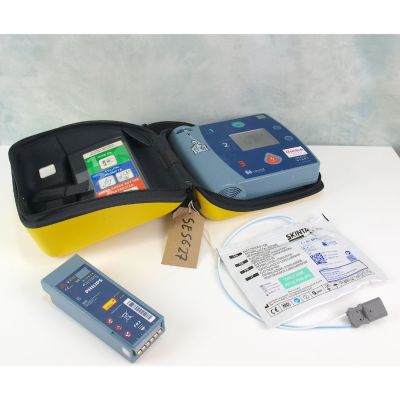 Laerdal Heartstart FR2+ AED Defibrillator with Battery (51%), 1 NEW Pack of Electrodes & Carry Bag
